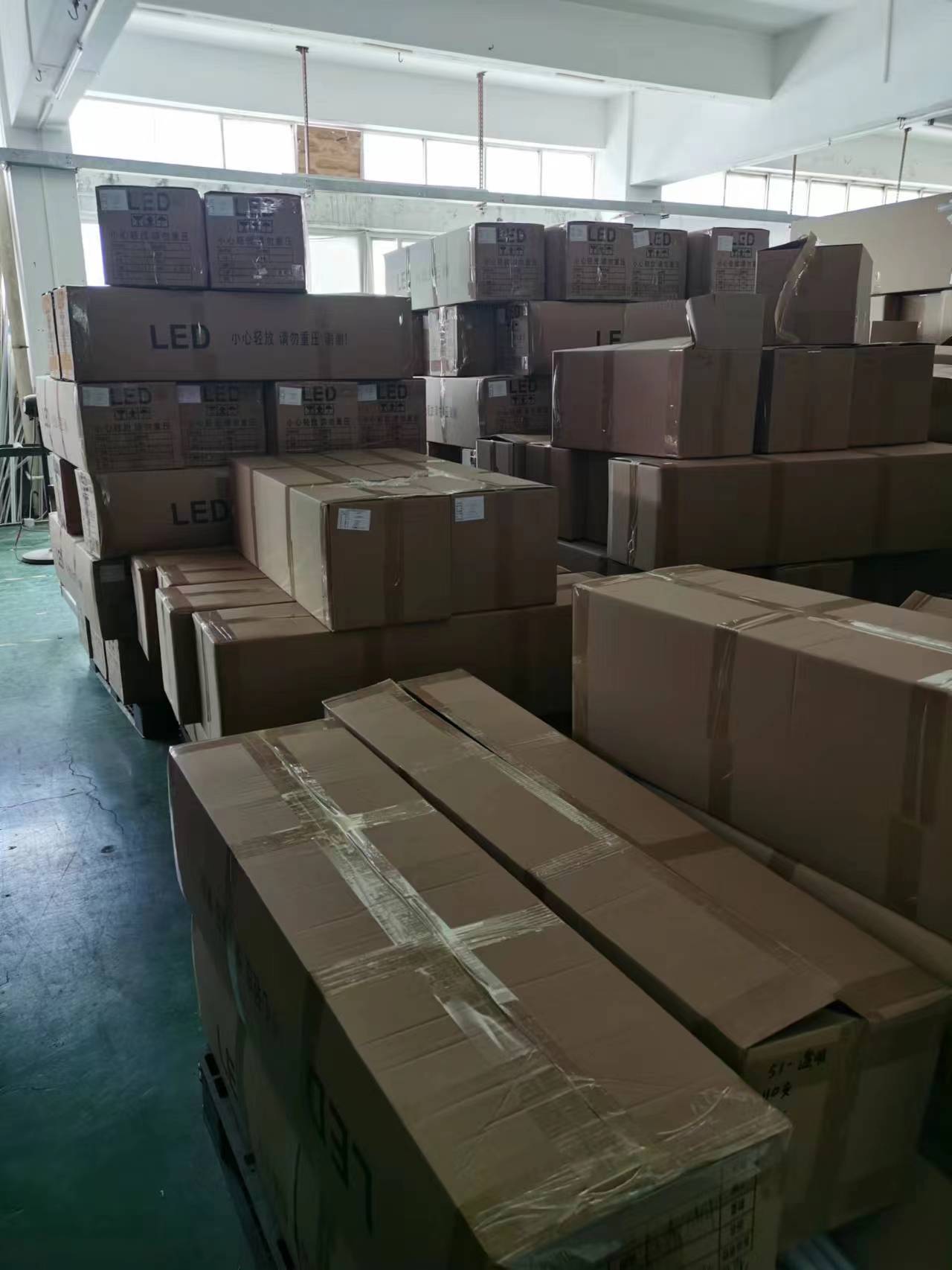 Vỏ đèn LED trồng cây thường xuyên được vận chuyển đến Vương quốc Anh